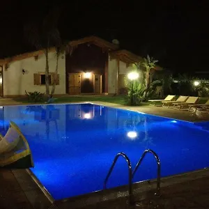 Casa vacanze Depandance Con Piscina E Jacuzzi, Fontane Bianche